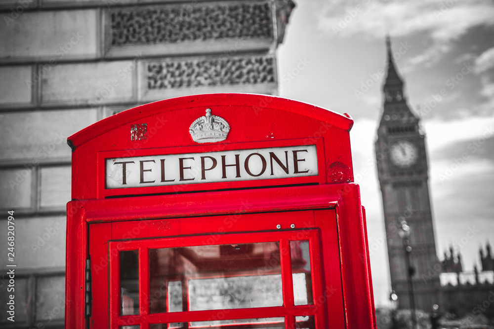 Fototapeta Kultowa londyńska budka telefoniczna z wieżą zegarową Big Ben w tle