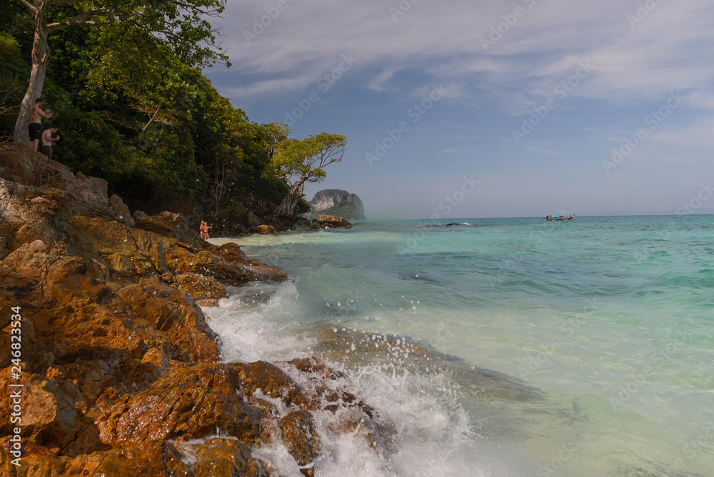 Mar color turquesa en Isla Bamboo en Phi Phi Islands, Krabi , Tailandia  un dia soleado de diciembre