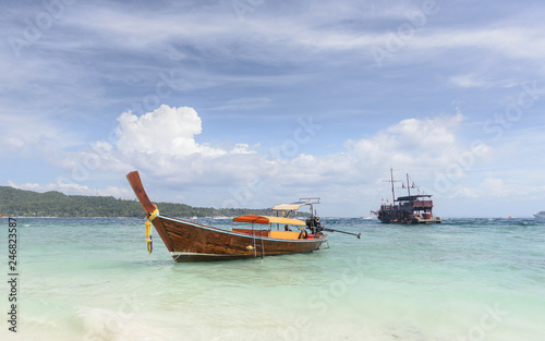 Navegar por las islas Phi Phi  Krabi en el mar de Andaman con una barca tradicional de madera   de cola larga en vacaciones en Tailandia