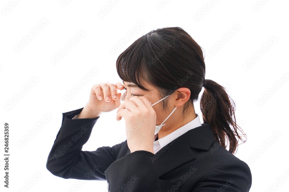 花粉症・風邪・インフルエンザに苦しみマスクをする若い女性