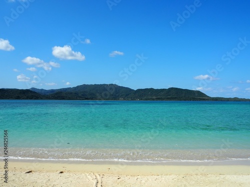 小浜島から望む西表島と透明な海、沖縄