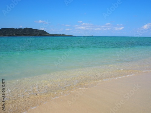 小浜島のビーチから望む西表島と透明な海、沖縄