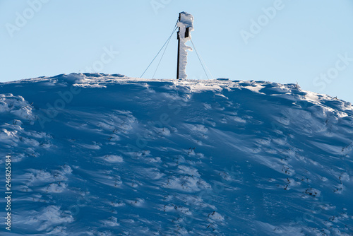 Gipfelkreuz mit Schneeverwehungen
