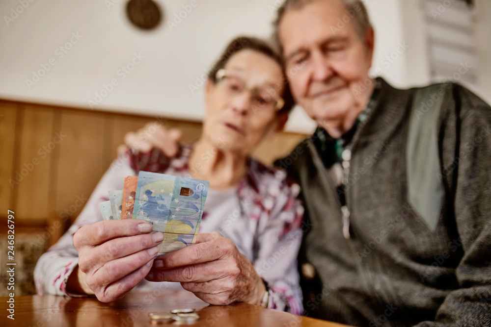 Senior, Seniorin, Seniorenpaar zählt liebevoll ihr gemeinsames Geld Senior, Seniorin, Seniorenpaar zählt liebevoll ihr gemeinsames Geld