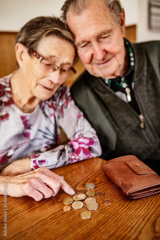 Senior, Seniorin, Seniorenpaar zählt gemeinsam Geld Senior, Seniorin, Seniorenpaar zählt gemeinsam Geld