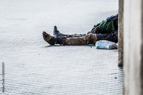 Fotografie Personne sans domicile allongée dans la rue