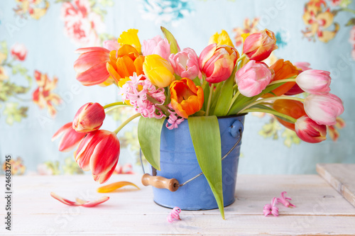 Bunte Tulpen in kleinem Eimer