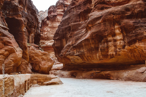 Fotografia The Siq is the ancient main entrance leading to the UNESCO world heritage site of Petra, Jordan