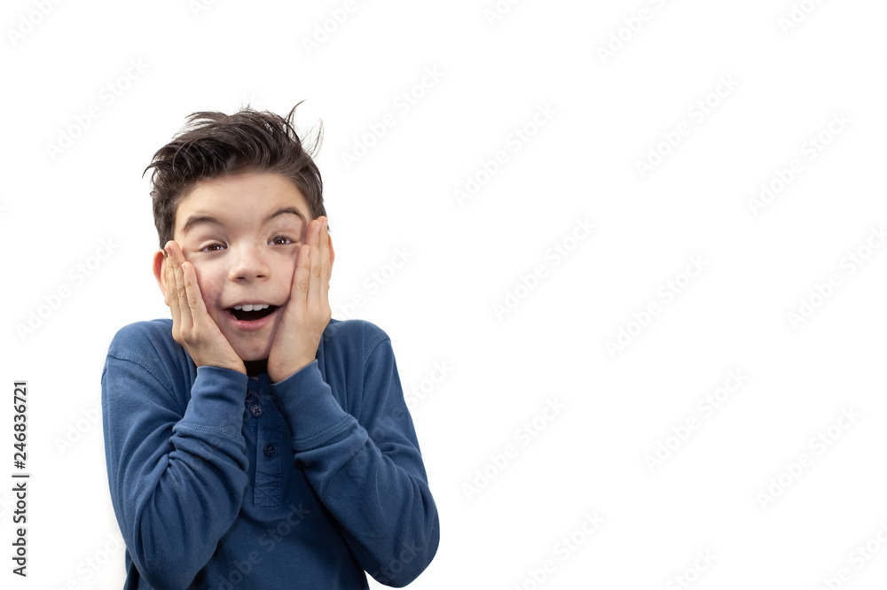 freudig überraschter Junge freudig überraschter Junge