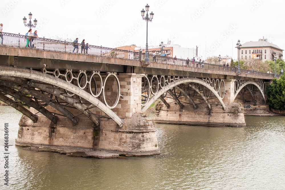 Vista del puente de Triana desde la calle Bétis de Sevilla, Andalucía, España