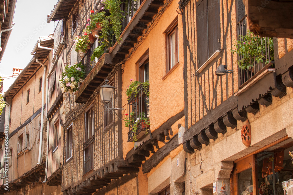 Fachada de casas en La Alberca, pueblo mediebal de Salamanca, Castilla y León, España