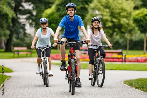 Φωτογραφία Healthy lifestyle - people riding bicycles in city park