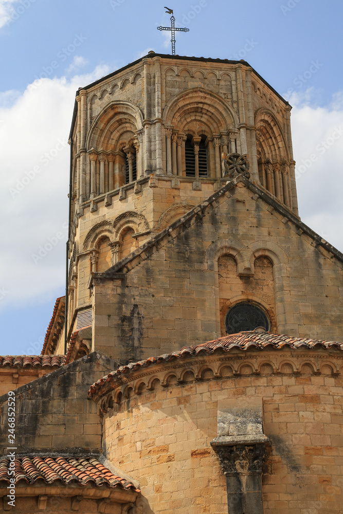 Blick auf Turm und Querhaus der Kirche Saint Hilaire in Semur-en-Brionnais, Burgund, Frankreich