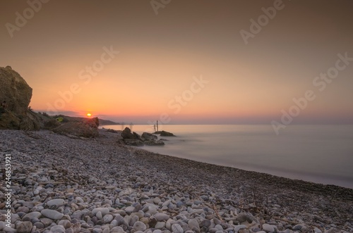 Bellissimo paesaggio marino con spiaggia di sassi al tramonto © giadophoto