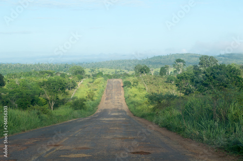 Foto estrada com buracos