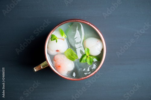 Canvas Print Fresh lychee moscow mule on the rustic background