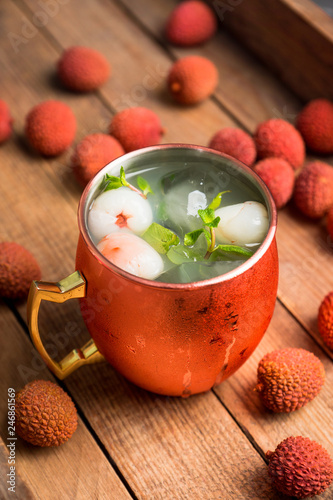 Canvas Print Fresh lychee moscow mule on the rustic background
