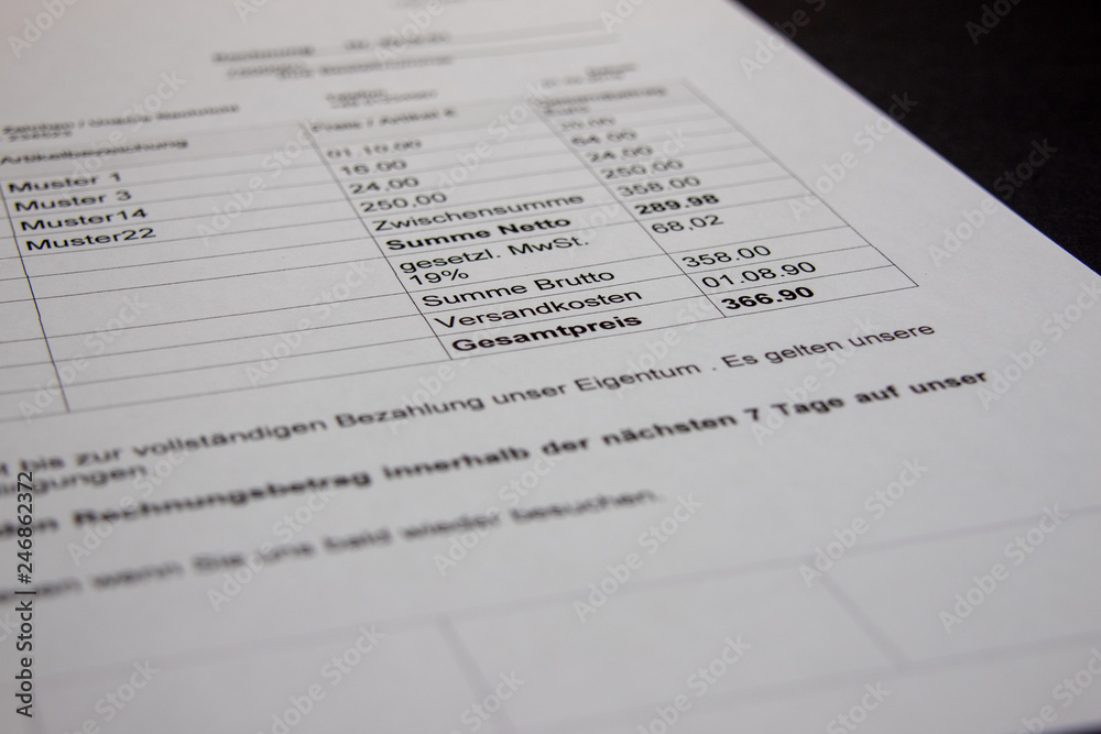Rechnungsvorlagen Design im minimalen Stil mit deutschem Text Rechnungsvorlagen Design im minimalen Stil mit deutschem Text