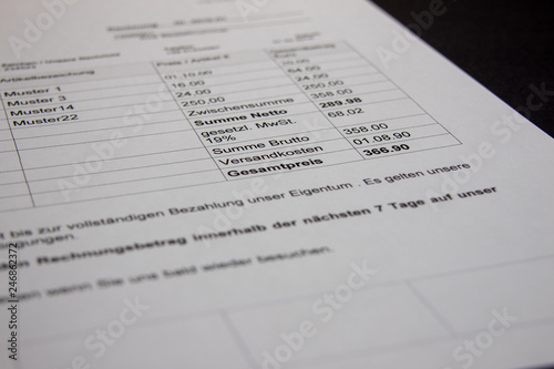 Rechnungsvorlagen Design im minimalen Stil mit deutschem Text 