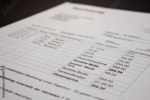 Rechnungsvorlagen Design im minimalen Stil mit deutschem Text 