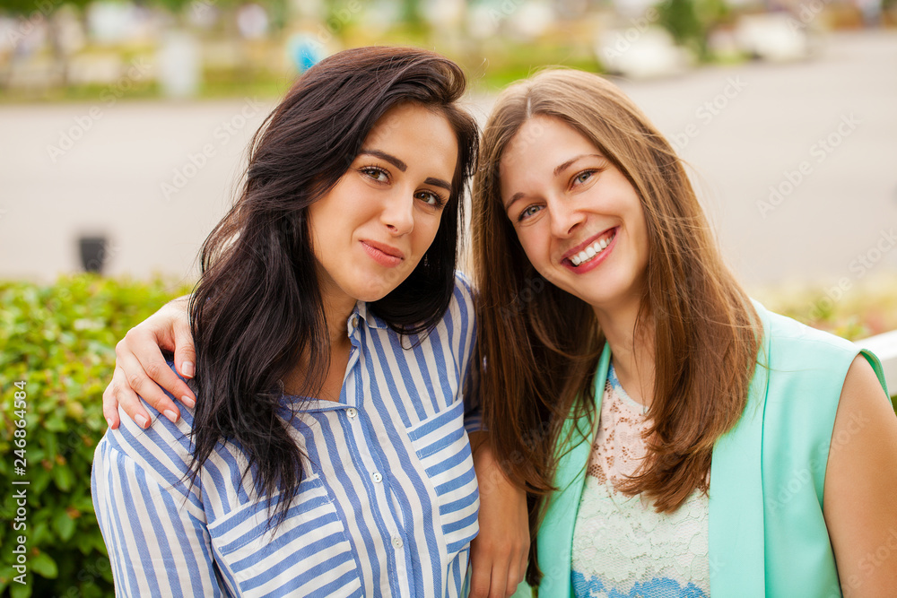 Obraz premium Closeup portrait of a happy young women smiling