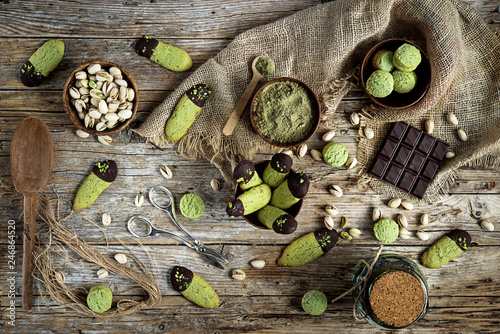 biscotti e pasticcini con pistacchi e cioccolato - ambientazione rustica photo