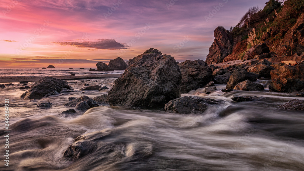 Obraz premium Sunset at a Rocky Pacific Northwest Beach
