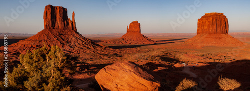 Foto A panorama of the mittens in monument valley