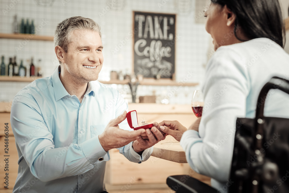 Obraz premium Smiling man going to propose