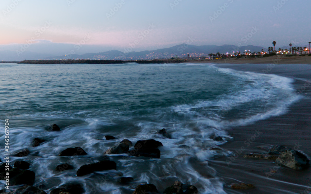 Obraz premium Ventura, California Harbor and beach at sunset and dusk