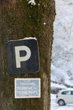 Parking réservé au personnel. / Parking reserved for staff.