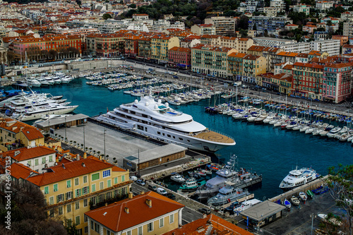 Blick von oben auf den alten Hafen in Nizza mit H  usern und Booten und einer luxus yacht