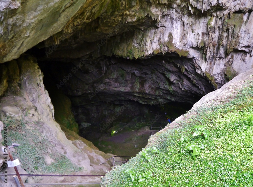 Engang zur Höhle in Psychro