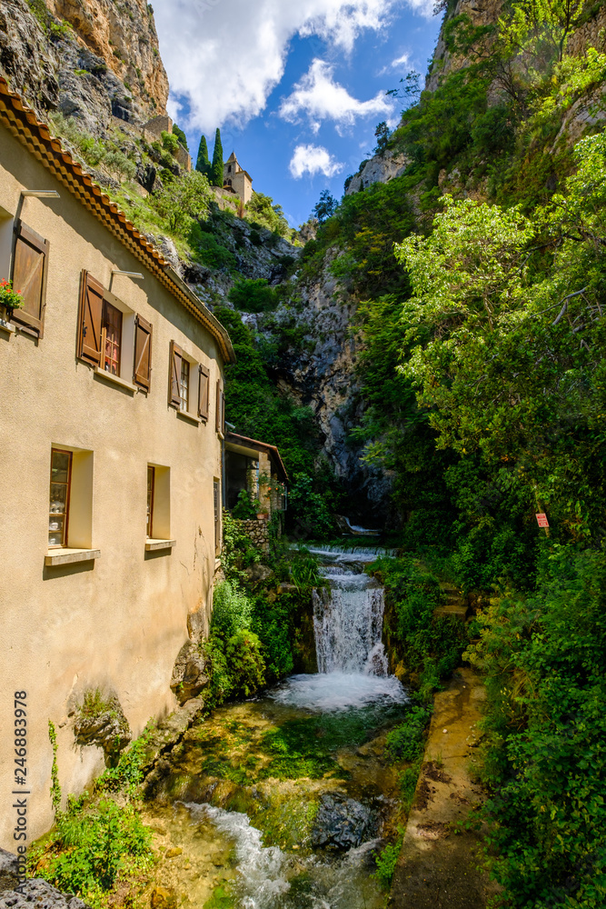 Vue sur la rivière et cascade de village de Moustier-Sainte-Marie. Provence, France.	