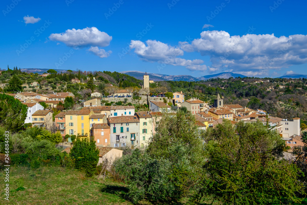 Vue panoramique sur le village de Tourette. Sud de France.