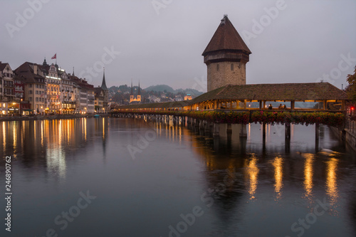 Luzern im Nebel und die Kapellbrücke
