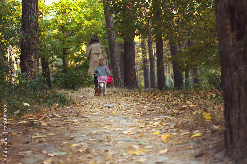 Fototapeta premium woman walking in the park