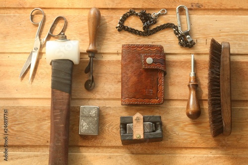 Flatlay carteira objetos organizados mesa madeira ferramentas tesoura corrente acessorios photo