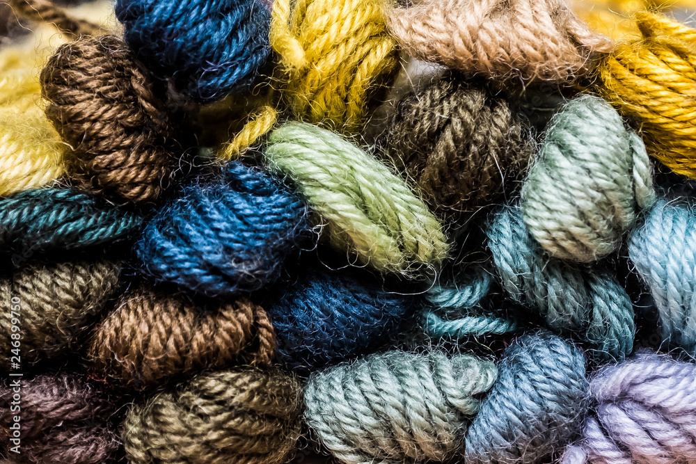 Echeveaux de laine colorée