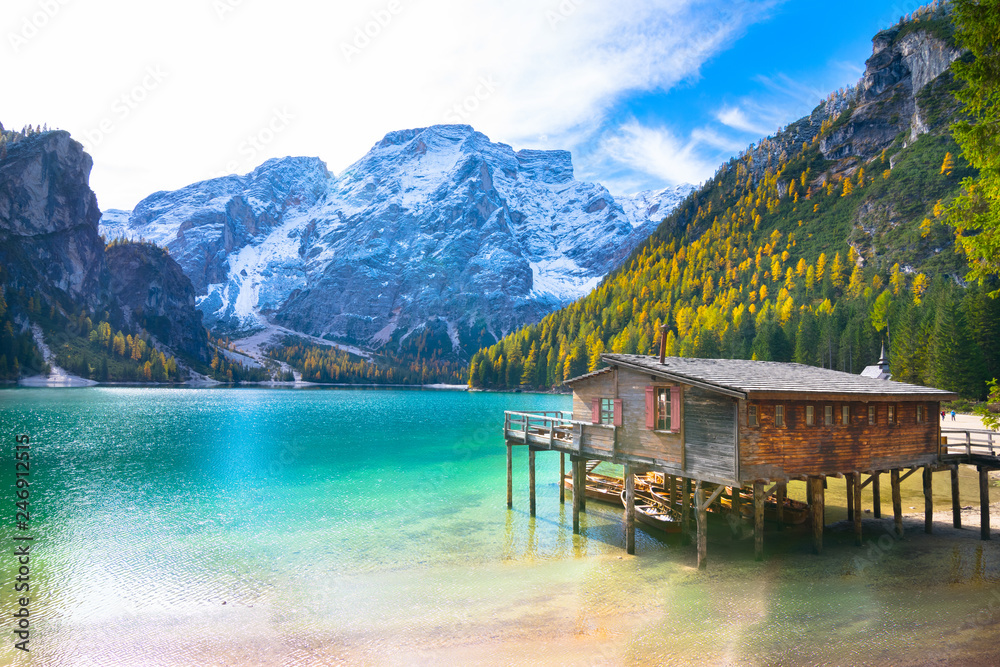 Φωτογραφία Beautiful autumn colors in  Braies Lake (Pragser Wildsee), Dolomites, Prags Vall