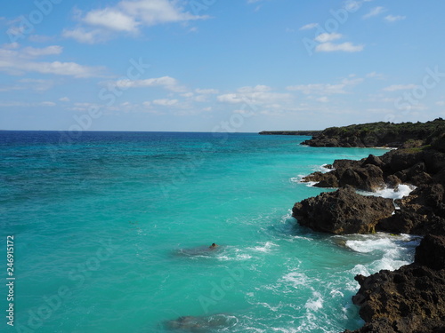 海岸の岩場とターコイズブルーの海、沖縄県久高島