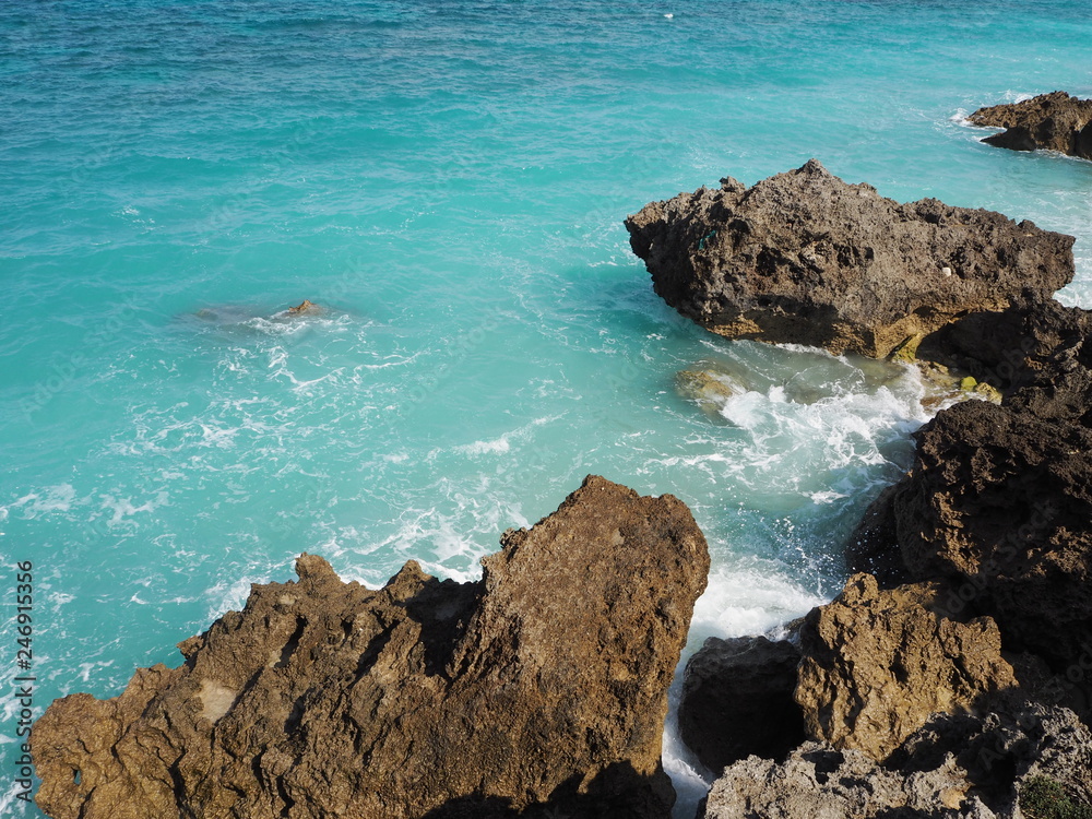 海岸の岩と打ち寄せる波、沖縄県久高島