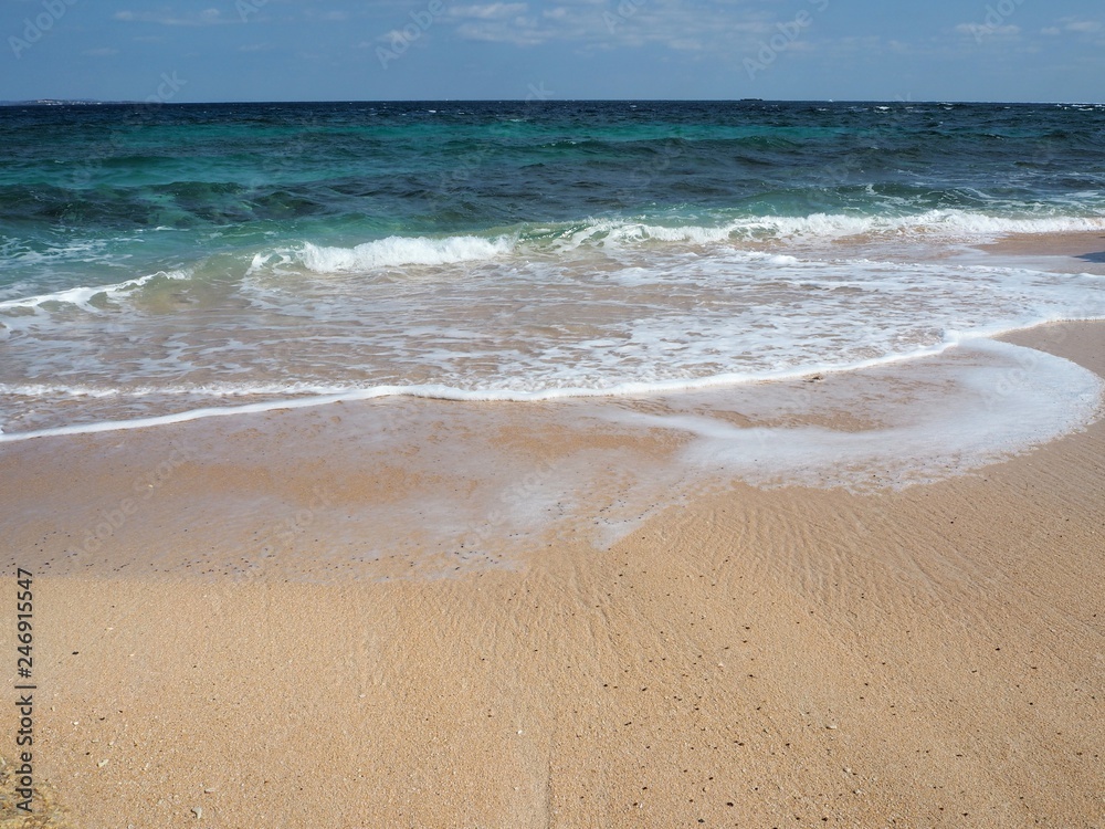 砂浜に打ち寄せる波、沖縄県久高島