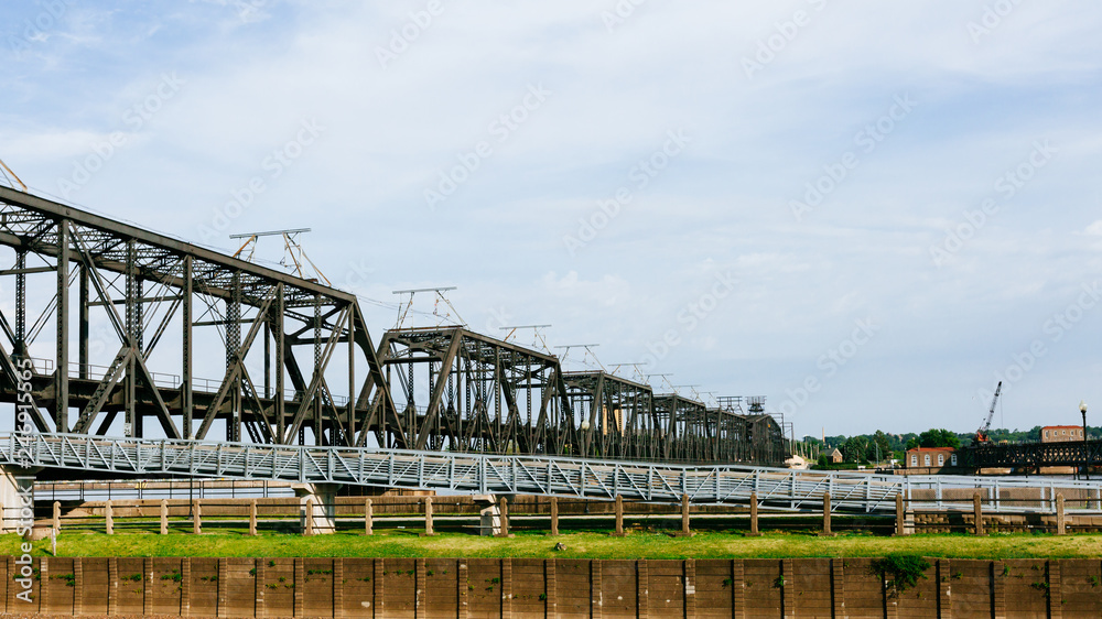 Naklejka premium Government Bridge over Mississippi River in Davenport, Iowa, USA