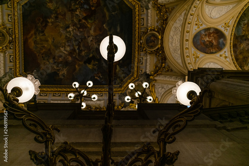Lampe im Inneren des Palacio Real, Madrid, Europa
