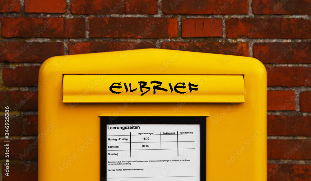 Fototapeta premium Eilbrief Einwurfschlitz Briefkasten