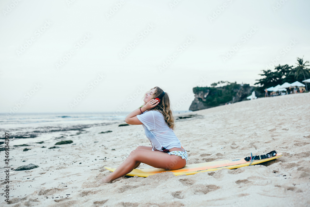 Fototapeta premium woman surfing