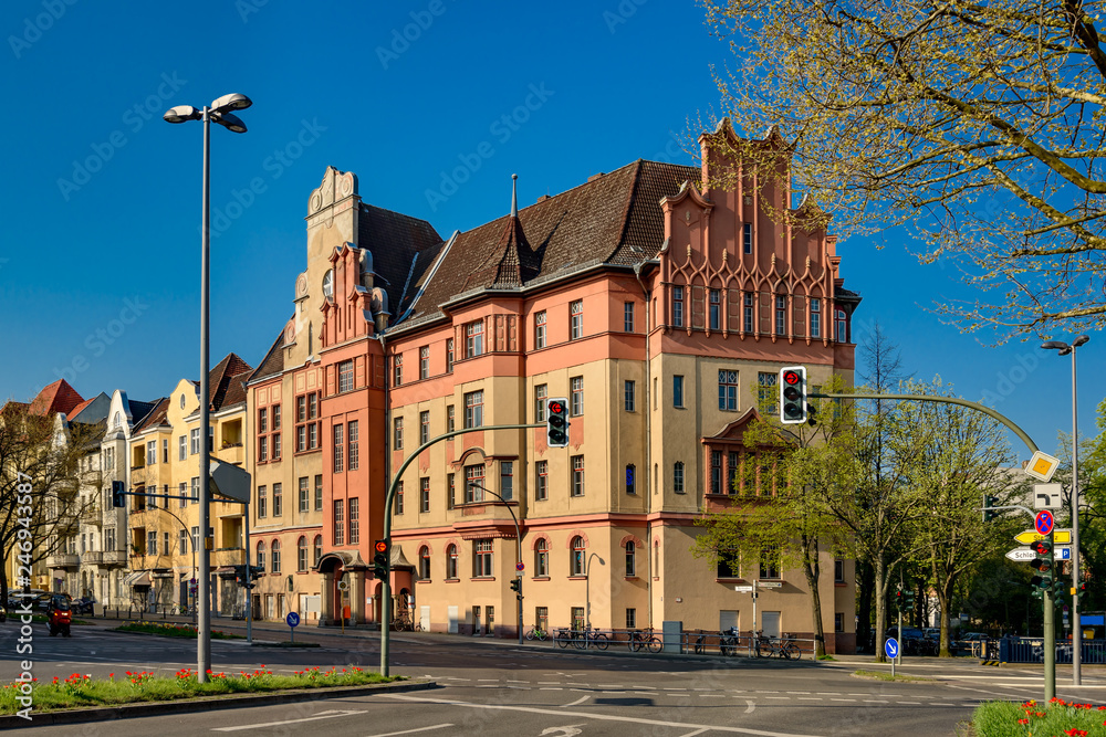 Das denkmalgeschütztes Pfarr- und Gemeindehaus in Berlin-Friedenau im Frühling