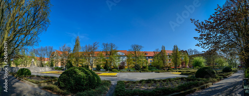 Panorama des denkmalgeschützten Rüdesheimer Platzes in Berlin-Wilmersdorf im Frühling (Ansicht von Süden)