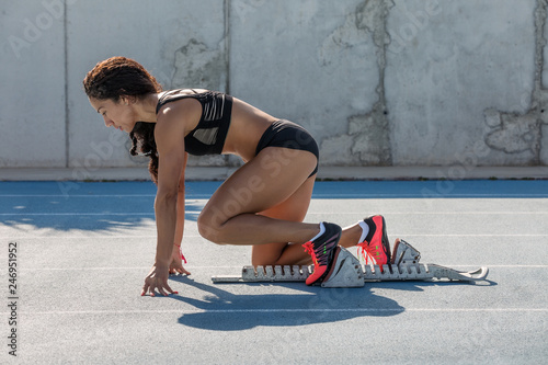 Canvas Print athlete woman in starting position